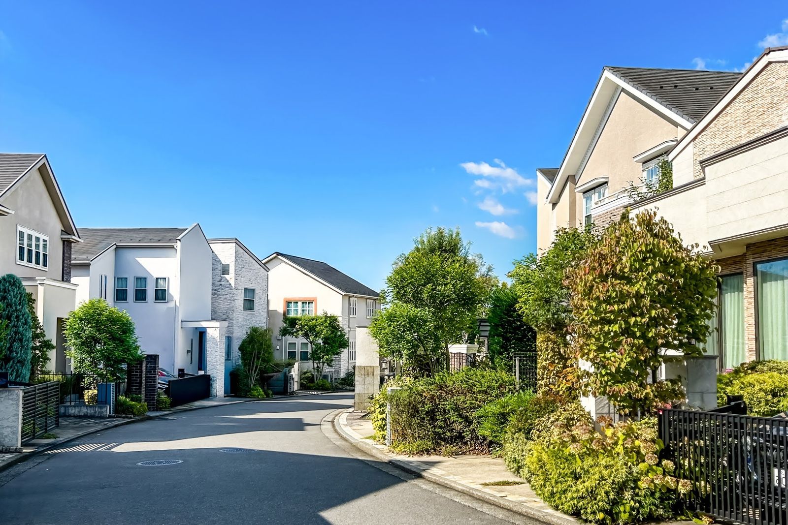 住宅が建ち並ぶ新しい住宅街の通り