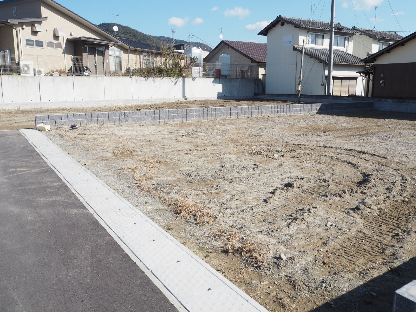 売りに出ている更地と前面道路