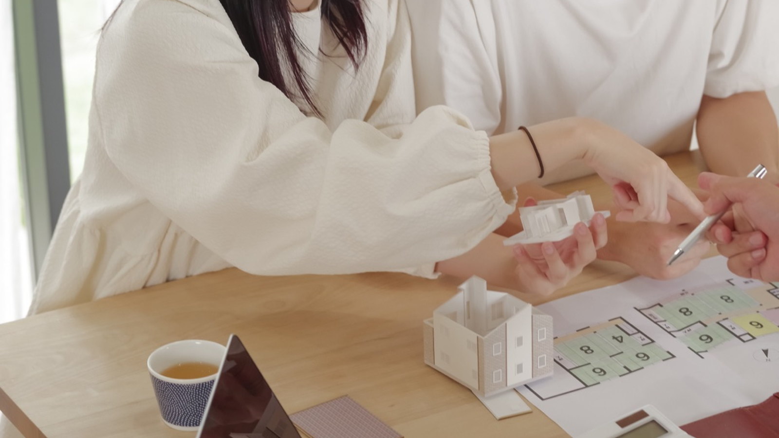 模型と図面を見ながらの打ち合わせ
