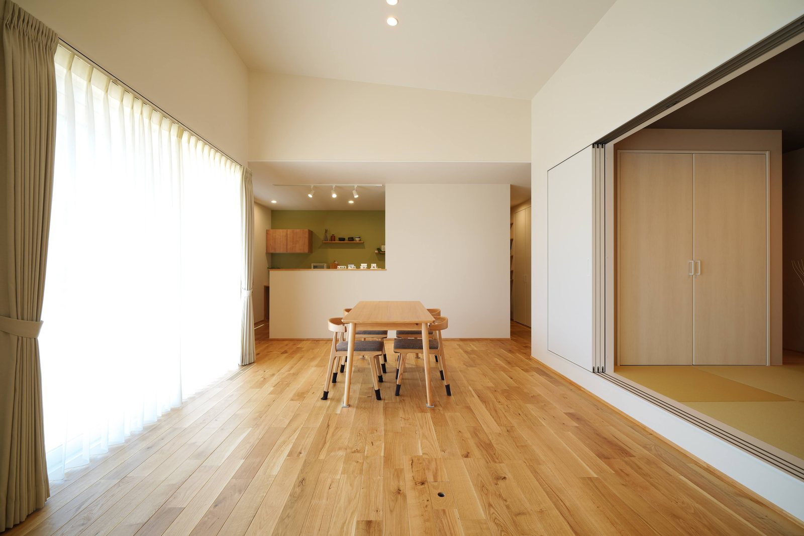 平屋のLDKと畳コーナー