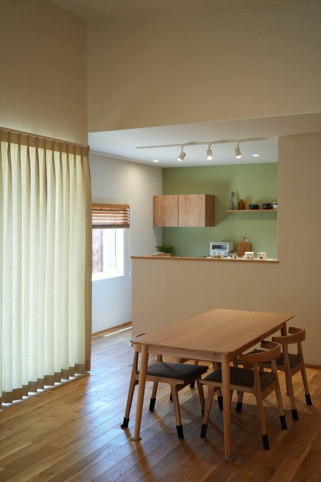 平屋のダイニングと畳コーナー