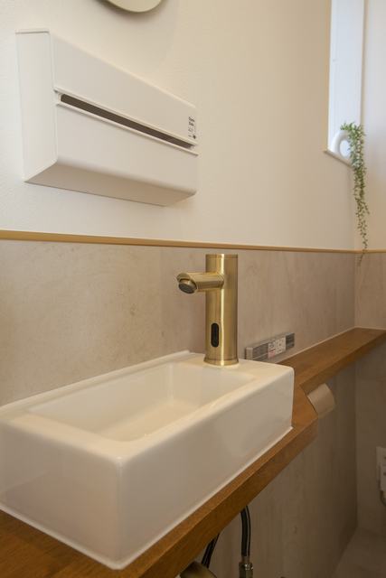 施工実例 真鍮の水栓が、使うほど色を深める手洗い